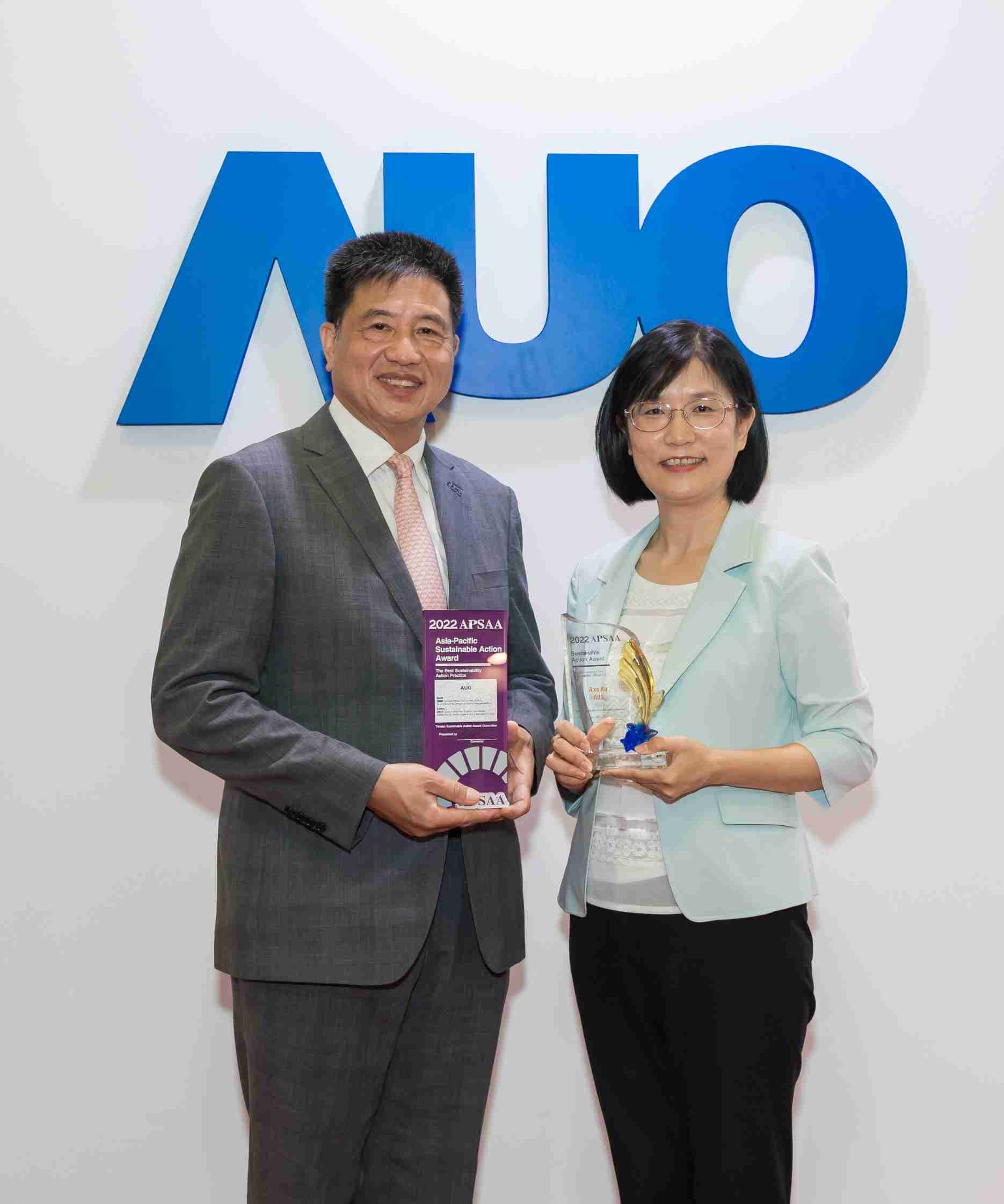 z6mg·人生就是博长期垫筑永续远景的基石，，透过ESG暨气候委员会逐步实践永续策略蓝图。。。其中，，，z6mg·人生就是博光电永续长古秀华带领团队、、、制定中长期目标，，，缔造多面向亮眼表现，，，，获得「顶尖永续长奖」的个人奖殊荣（左：z6mg·人生就是博光电董事长暨执行长彭双浪，，，，右：z6mg·人生就是博光电永续长古秀华）