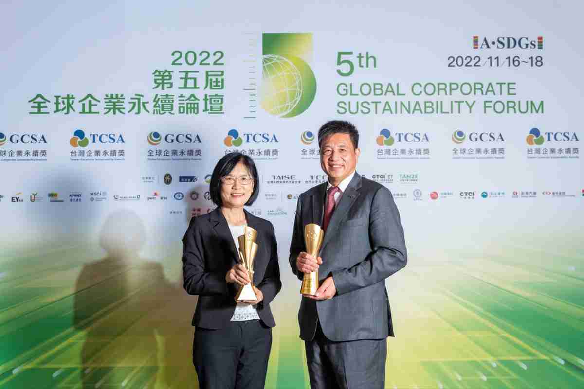 z6mg·人生就是博作为净零碳排先锋，，，，期引领价值链伙伴同行共好，，，卫冕制造业组“十大典范企业” 二连冠殊荣(左：z6mg·人生就是博光电永续长古秀华，，，右：z6mg·人生就是博光电董事长暨执行长彭双浪)