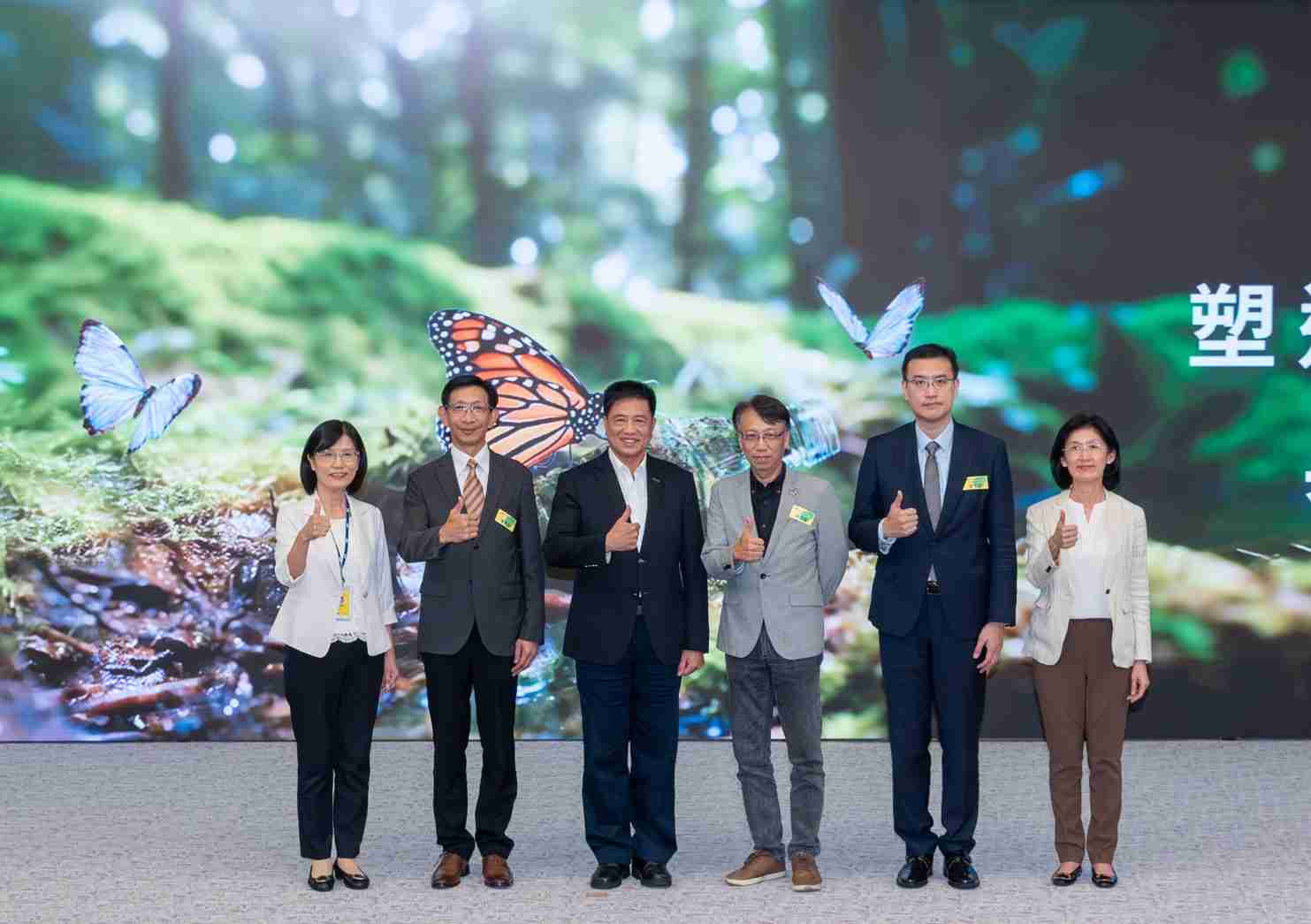 友達2023 CSR共榮大會，，邀請領域專家分享交流生物多樣性管理趨勢、、、、無塑產品、、、海廢永續塑料等議題  （圖左到右：友達光電永續長古秀華、、、3M台灣技術長陳君杰、、、、友達光電董事長暨集團策略長彭双浪、、、光寶科技企業永續發展處處長陳慶暉、、、、安永聯合會計師事務所執業會計師曾于哲、、友達光電供應鏈總部副總經理吳宜芳）