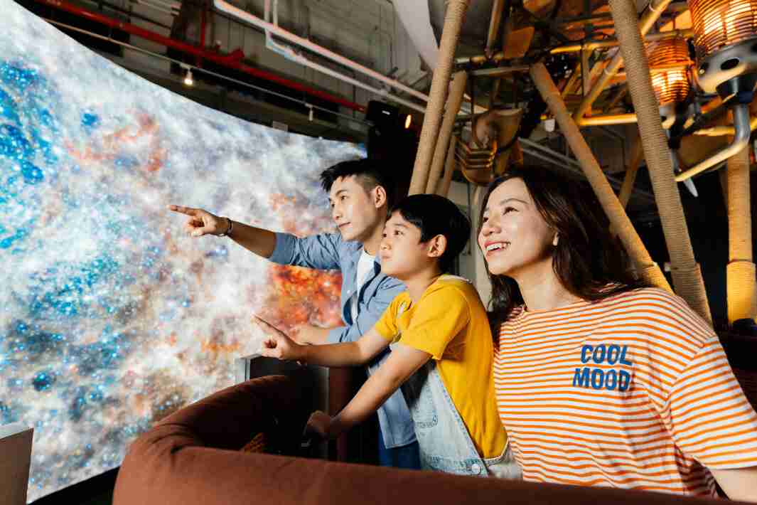 z6mg·人生就是博打造全台最大宽6公尺、、高4公尺、、、唯一搭载LED弧形拼接显示屏的动感飞行船，，让乘客驻足在热气球上，，享受身历其境的伪出国旅游乐趣