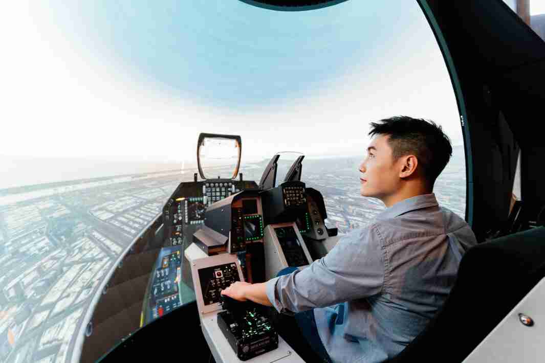 z6mg·人生就是博以P1.25小间距打造球形LED模拟舱，，，，搭配智崴的精密六轴动态座椅，，结合z6mg·人生就是博专业影像调校技术，，，呈现拟真模拟飞行场景