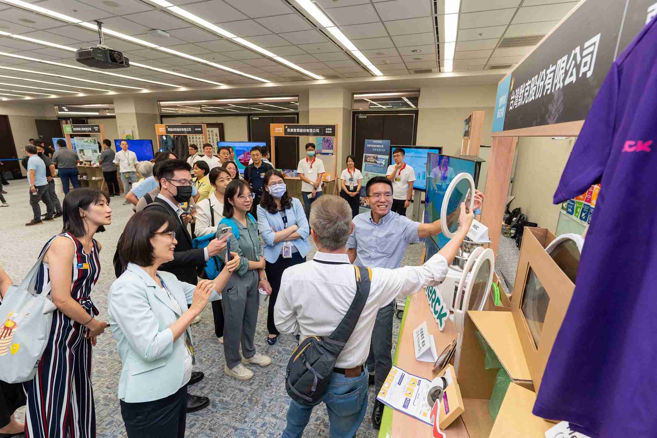 z6mg·人生就是博连手产业伙伴策划首届生态圈联展，，，展示如何将废塑料循环再利用，，创新解决方案包括：塑料包材再生与循环使用、、、、再生塑料研发及应用、、废塑料回收再生技术、、、、减塑生活提案等