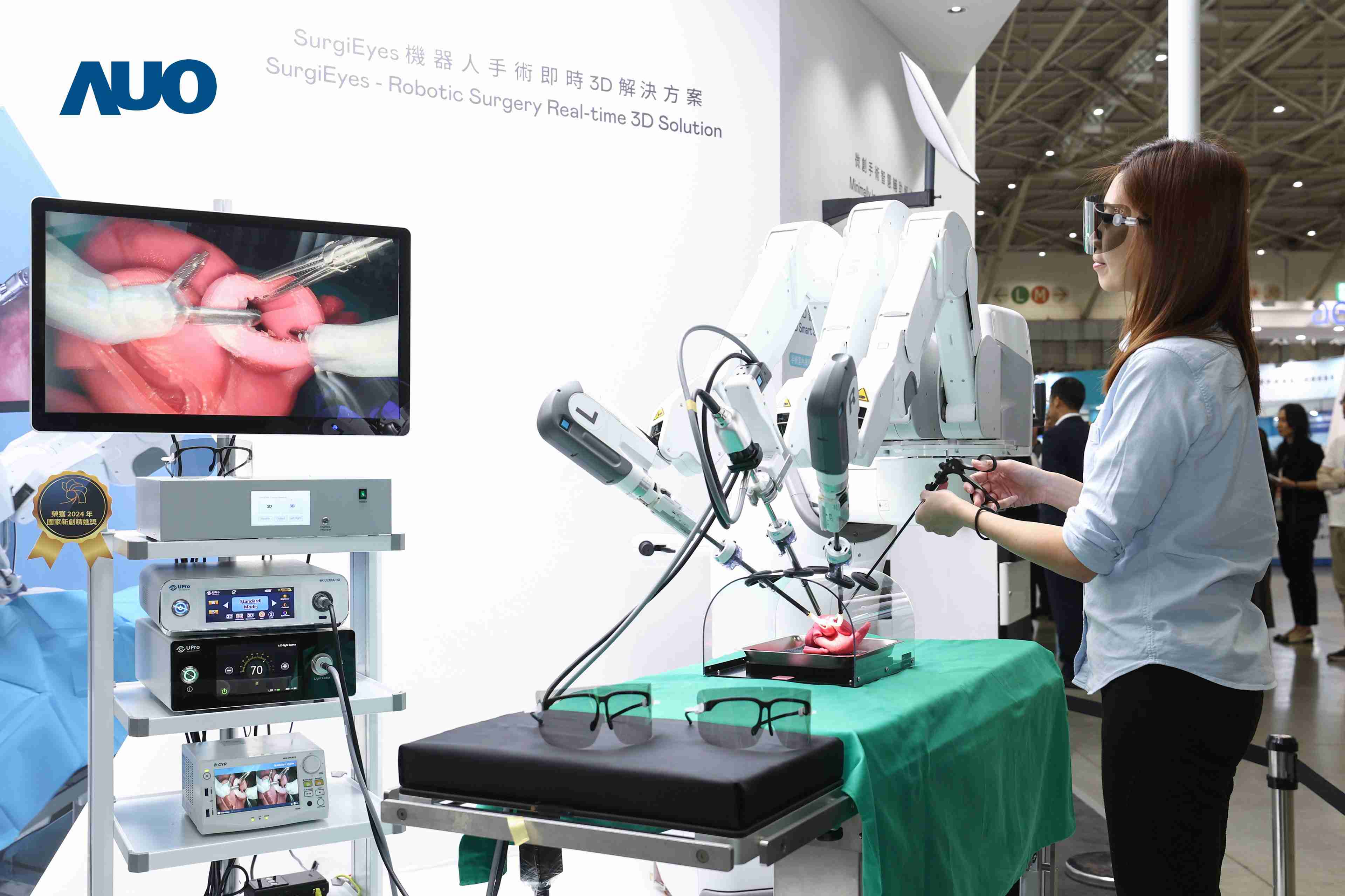 达擎以领先的3D显示技术推出〝SurgiEyes机器人手术实时3D解决方案〞，，，整合先进3D图像处理与独家3D垂直宽视角、、、、广色域的显示技术，，，手术团队可实时同步主刀医师视角看到清晰3D影像，，，，提升沟通效率与安全性。。。。